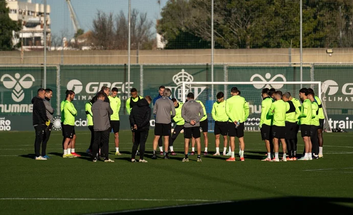 Lo Celso y Llorente empiezan la semana al margen. Fornals y Marc Roca integrados con el grupo
