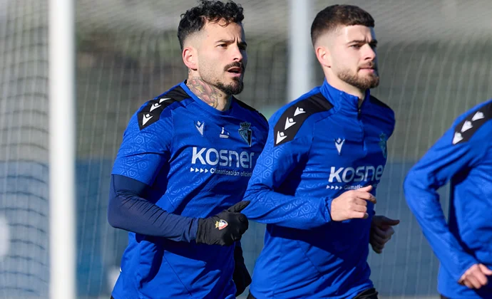 Bryan con el grupo. Iker Muñoz trabaja parcialmente. Moncayola y Kike Barja, al margen