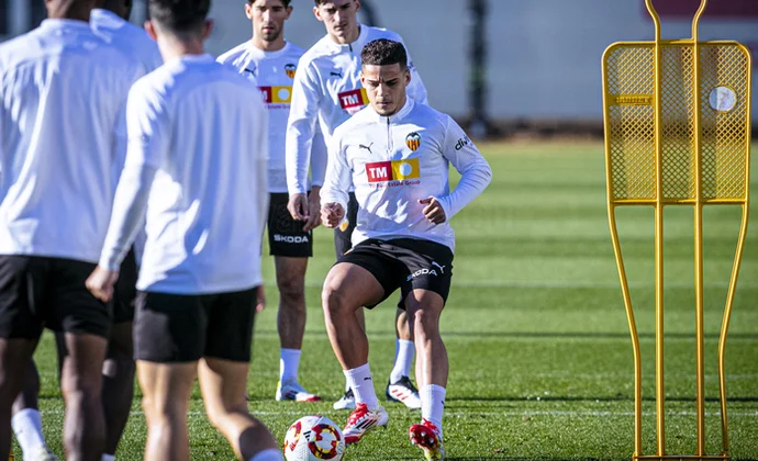 Aarons completa su primera sesión. Gayà al margen; Diakhaby, Fran Pérez y Caufriez, parcialmente