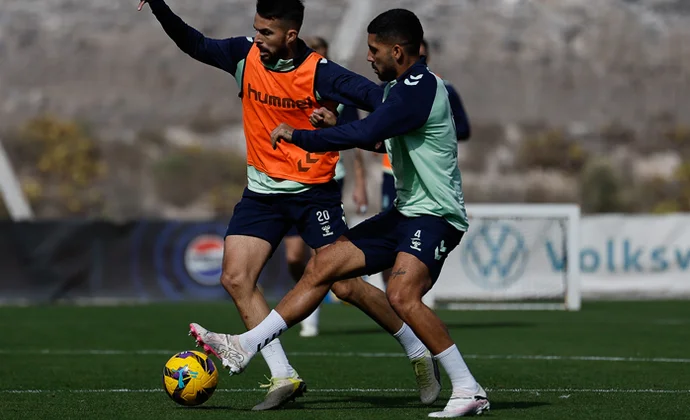 Álex Suárez y Sandro se incorporan al grupo y Campaña trabaja a marchas forzadas