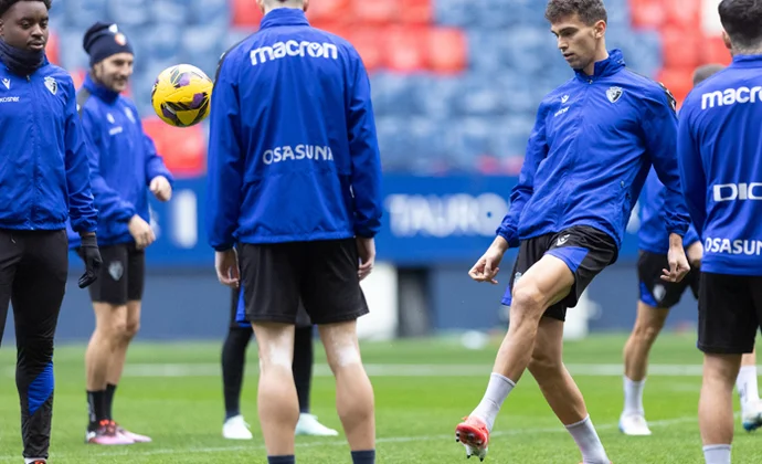 Sesión a puerta cerrada en El Sadar sin el alta de Bryan y con Rubén Peña y Kike Barja parcialmente