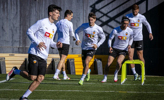 Rioja, Gayà y Fran Pérez trabajan con el grupo en la vuelta al trabajo