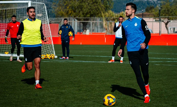 El Mallorca completa otra sesión con la única baja de Manu Morlanes