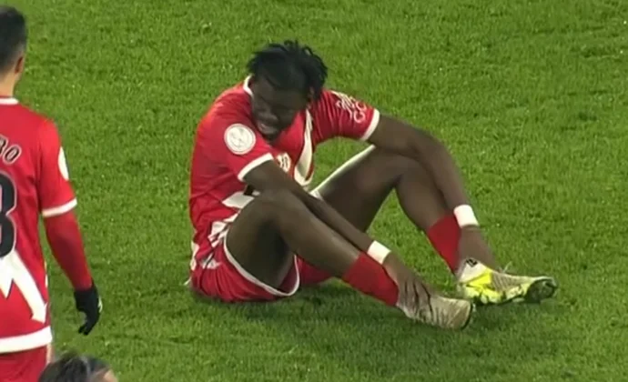 Nteka terminó pidiendo el cambio por fatiga muscular