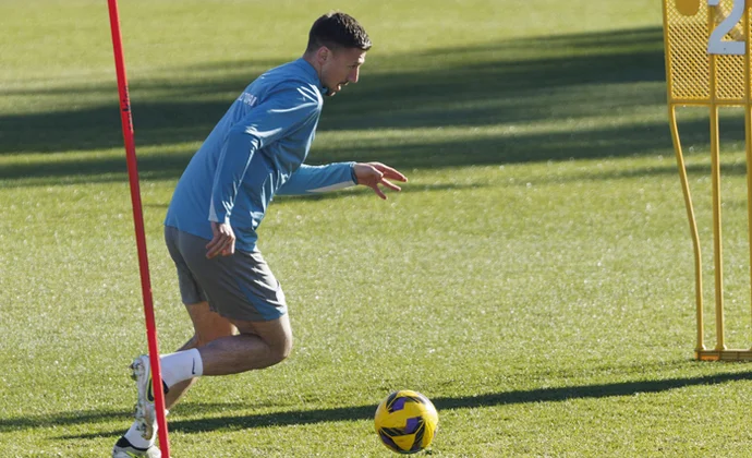 Lenglet se incorpora, Giménez hace una parte. Sorloth, Musso y Riquelme se ausentan
