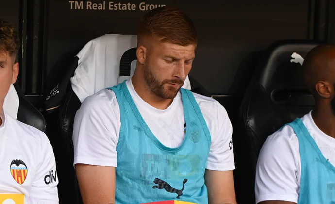 El Valencia sigue buscando salidas a Caufriez y Valera para seguir reforzándose en enero