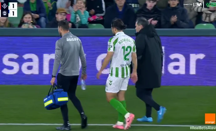 Ricardo Rodríguez se retiro del partido por molestias en los isquiotibiales