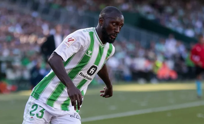 Sabaly tuvo que ser sustituido en el descanso por algún problema físico