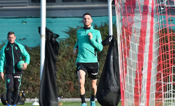 Sancet ya pisa césped, pero continúa al margen del grupo