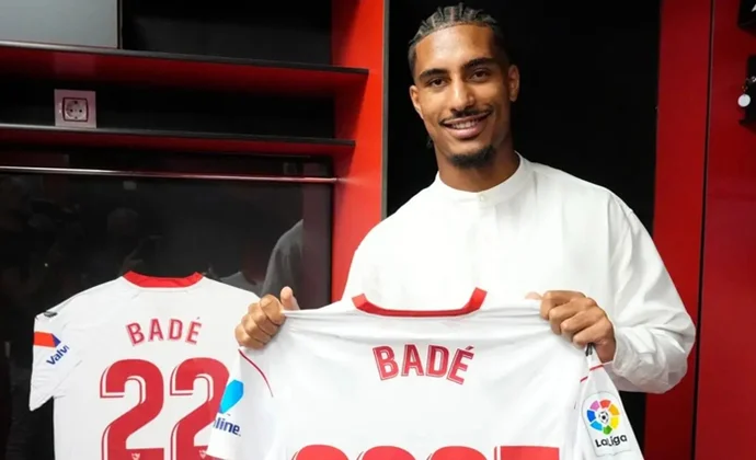 El Sevilla rechaza una primera oferta del Aston Villa por Badé