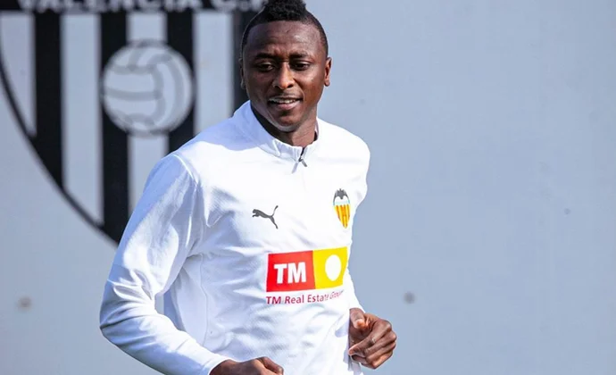 Sadiq viaja a San Sebastián para ser revisado de sus molestias, que empiezan a preocupar