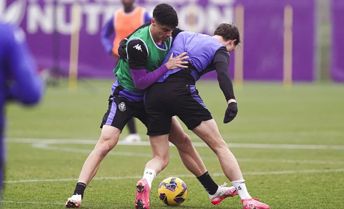 Iván Sánchez no completa la sesión por un golpe y Anuar tiene descanso programado