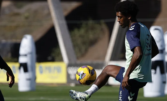 Andy Pelmard completa su primer entrenamiento como futbolista de Las Palmas