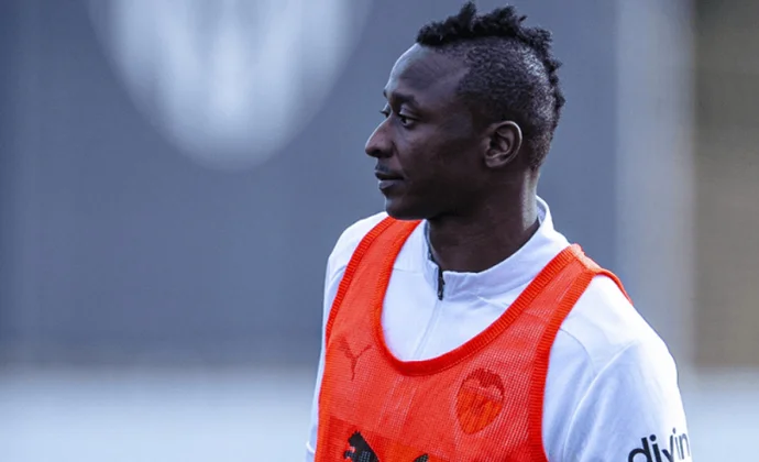 Las pruebas a Sadiq descartan lesión grave y el futbolista vuelve a Valencia