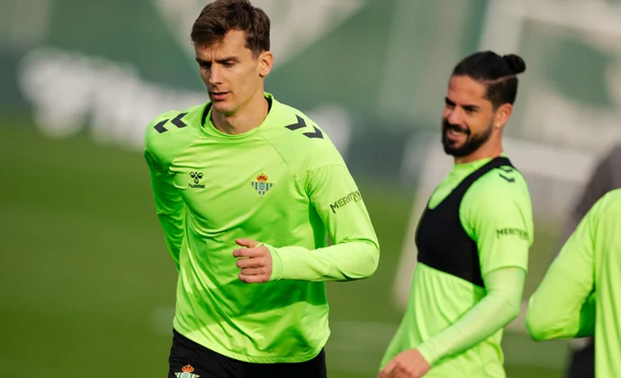 Vitor Roque no se ejercita con el grupo y se suma a la enfermería por un golpe