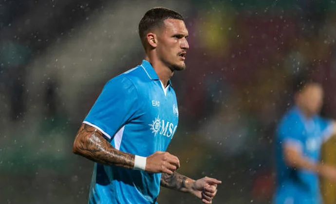 El Napoli paraliza la cesión de Rafa Marín al Villarreal hasta fichar un central