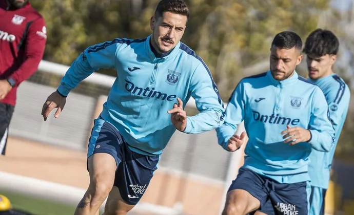 Tapia se ejercita al margen este viernes y se convierte en duda