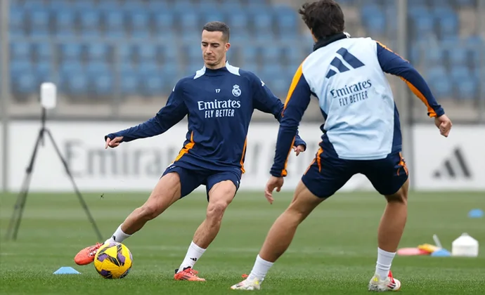 Las pruebas a Lucas Vázquez descartan lesión y el futbolista entrena con normalidad 