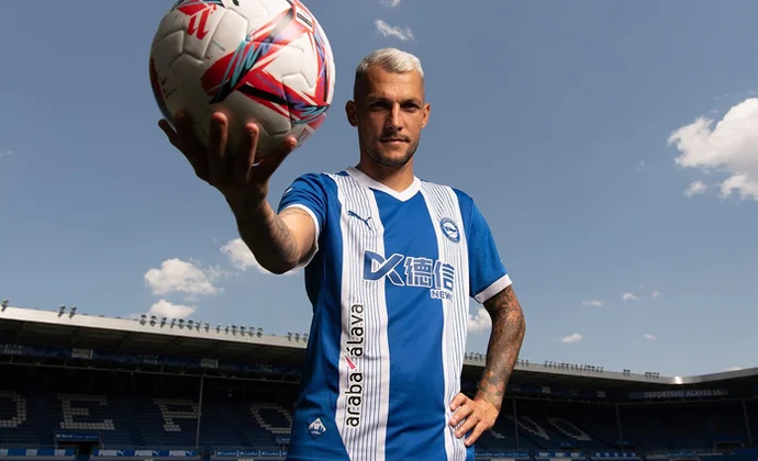 El Alavés estudia una suculenta oferta del Granada por Stoichkov