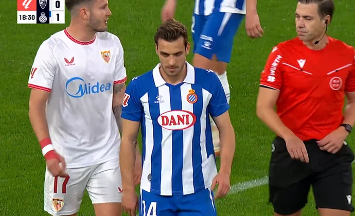 Brian Oliván se retira con molestias del partido contra el Sevilla