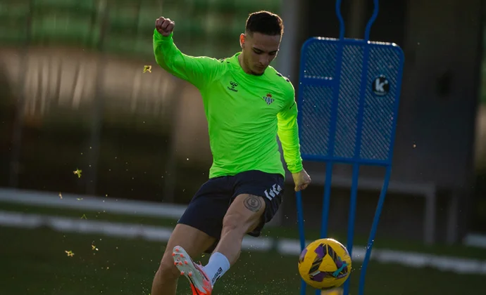 Entrenamiento voluntario del Betis para tres futbolistas en el día de descanso