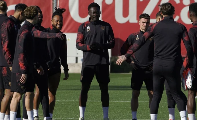 Akor Adams y Kike Salas se incorporan al grupo