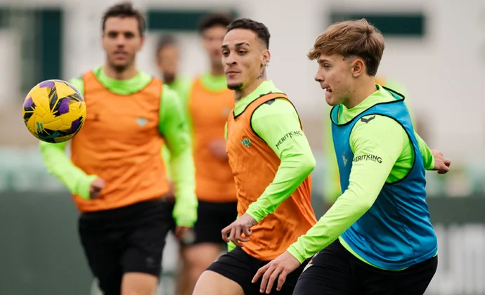 Juanmi se ausenta para negociar su salida y son seis las bajas por lesión