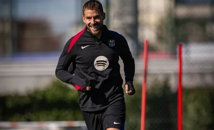 Íñigo Martinez completa la sesión del viernes y Dani Olmo sigue al margen