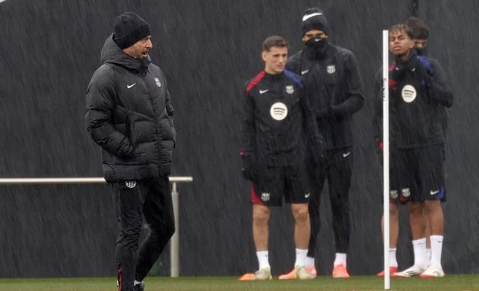 Íñigo y Raphinha completan la última sesión. Olmo sigue fuera