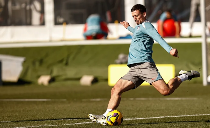 Simeone dirige una sesión en dos grupos sin Riquelme ni Lemar, pero con Barrios recuperado