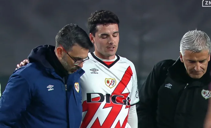 Sergio Camello y Unai López se retiran lesionados del partido contra el Valladolid