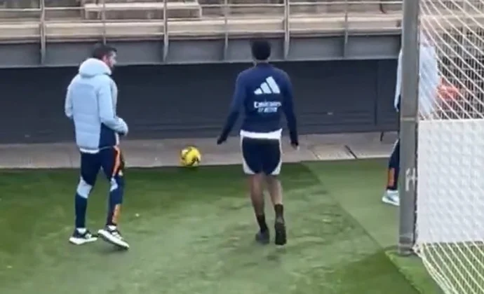 Militao ya toca balón en el ecuador de su recuperación