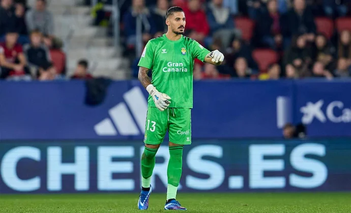 Álvaro Valles negocia la rescision de su contrato para empezar a entrenar en Sevilla