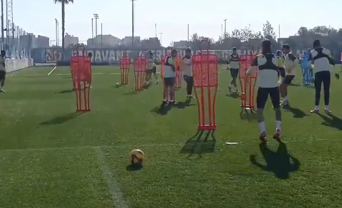 Baena vuelve al grupo tras perderse la sesión de ayer y Gerard Moreno sigue fuera