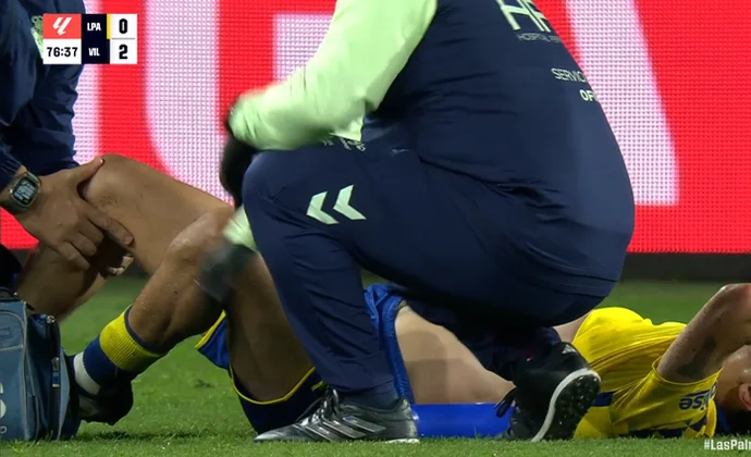 Bajcetic y Sandro piden el cambio durante el partido contra el Villarreal