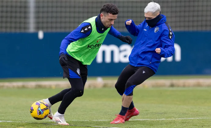 Raúl García no se ejercita por el golpe sufrido ayer