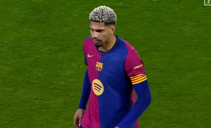 Ronald Araujo se retiró lesionado tras una entrada de Saúl