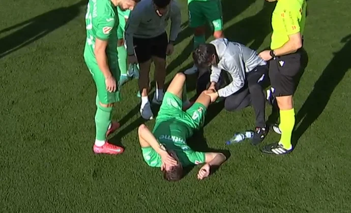 Barisic se lesiona la rodilla en Mestalla a los siete minutos