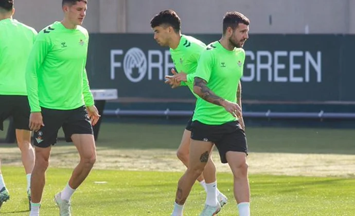 Ruibal, Bakambu, Jesús y Ricardo, con el grupo en el entrenamiento del martes