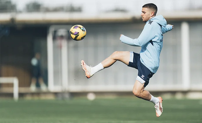 Cervi salta al campo al margen y Hugo Álvarez se queda en la sala médica