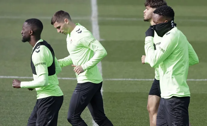 Cuidados y pruebas para Ángel Ortiz, Jesús, Marc Roca y Lo Celso en la vuelta al trabajo