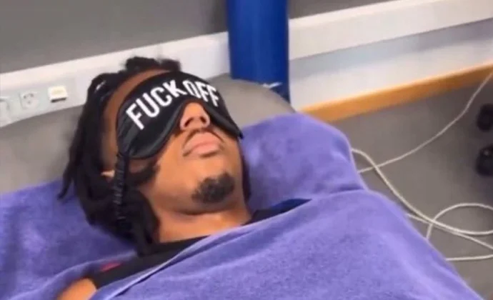 Flick castiga a Koundé con una suplencia por llegar tarde a la charla