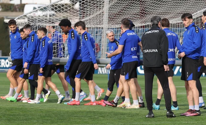 Vicente Moreno prueba con Rubén Peña y Moi Gómez para completar el once