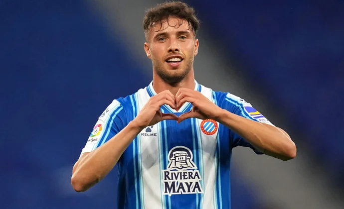 La Real Sociedad presenta una oferta a Javi Puado, que termina contrato