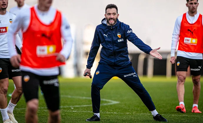 Javi Guerra y Diakhaby gestionan las cargas al margen este martes