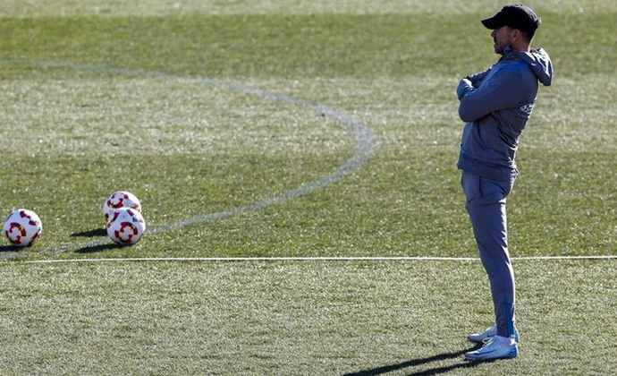 Simeone trabajo este miércoles con una línea defensiva de cinco hombres 