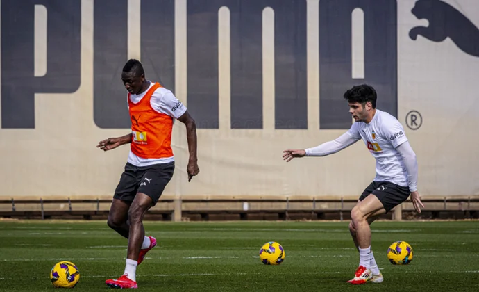 Javi Guerra y Diakhaby continúan al margen del grupo este miércoles