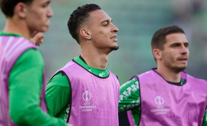 Bartra y Bakambu se caen del once de Conference League