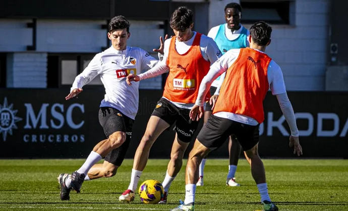 Javi Guerra y Diakhaby vuelven a trabajar con el grupo y Gayà gestiona las cargas al margen