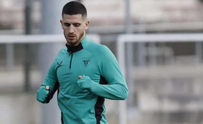 Sancet salta al césped un poco tarde y se incorpora al grupo con normalidad